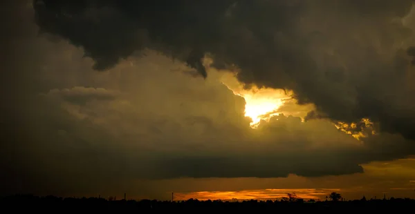 Schöner Sonnenuntergang Und Sonnenaufgang Goldenen Himmel — Stockfoto