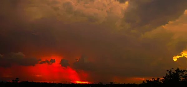 Вечірнє Небо Дивовижні Червоні Хмари — стокове фото