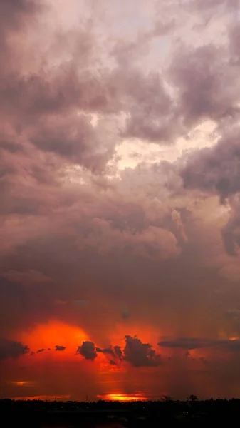 Cielo Serale Sorprendenti Nuvole Rosse — Foto Stock