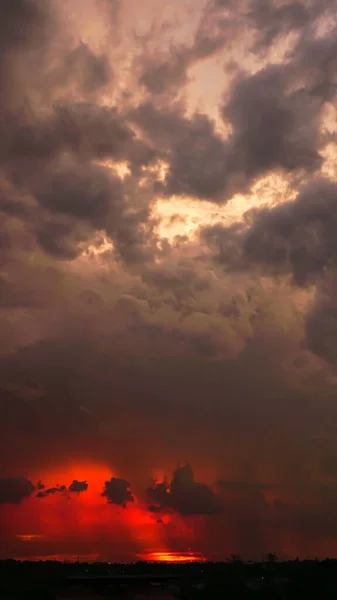 夜空和令人惊奇的红云 — 图库照片