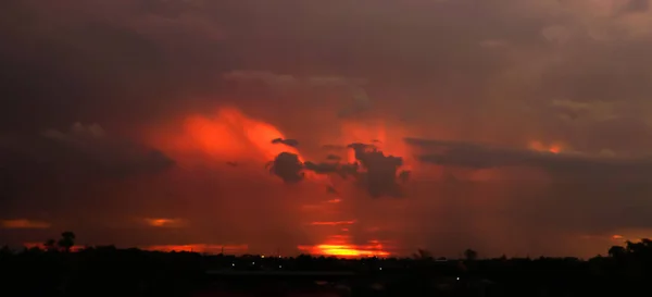 Akşam Gökyüzü Inanılmaz Kırmızı Bulutlar — Stok fotoğraf