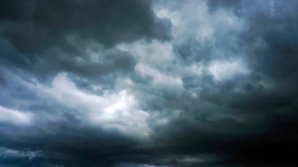 Schwarze Regenwolken Bilden Sich Ein Sturm Steht Bevor — Stockfoto