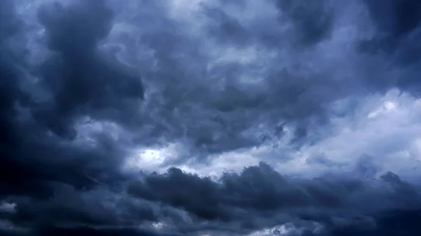 Schwarze Regenwolken Bilden Sich Ein Sturm Steht Bevor — Stockfoto