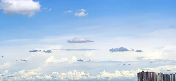 Céu Azul Nuvens Suavidade Das Nuvens Brilho Céu Fundo Azul — Fotografia de Stock