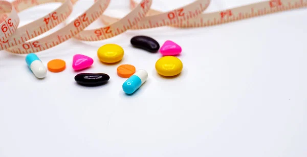 Μέτρηση Ταινία Και Χάπια Για Δίαιτα Έννοια Ιατρική Περίθαλψη Και — Φωτογραφία Αρχείου