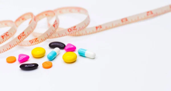 Het Meten Van Tape Pillen Voor Dieet Concept Medische Zorg — Stockfoto
