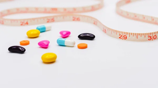 Μέτρηση Ταινία Και Χάπια Για Δίαιτα Έννοια Ιατρική Περίθαλψη Και — Φωτογραφία Αρχείου