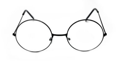 Siyah gözlükler, beyaz arka planda izole edilmiş. Beyaz arka planda yuvarlak gözlükler moda.