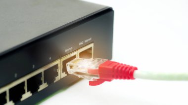 LAN ağı ve internet bağlantısı, modem yönlendirici ile Ethernet RJ45 kablosu.