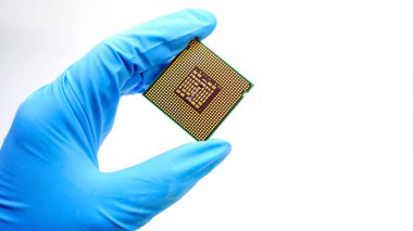 Mühendis eli Cpu yonga setini tutuyor