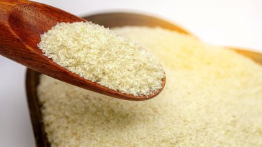 Psyllium, ispaghula, ahşap kaşık kabuğu. Psilyum kabuğu, Hindistan 'da bulunan bitkisel ovata bitkisinin tohumlarından elde edilen liftir. Seçici odak.