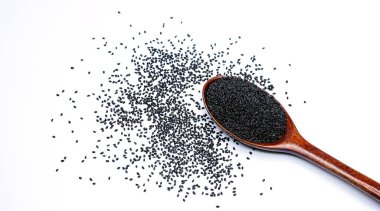 Tahta kaşıkta fesleğen tohumları, yakın plan..