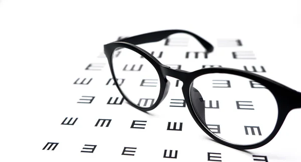 Černé Brýle Oční Test Graf Bílém Pozadí — Stock fotografie