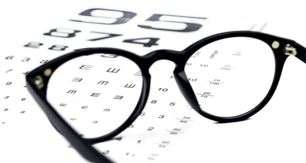 Lunettes Vue Noires Dans Tableau Test Oculaire Sur Fond Blanc — Photo