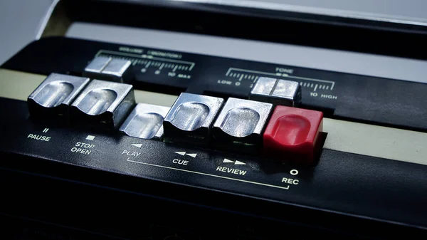 复古盒式磁带播放机上按钮的闭锁 — 图库照片