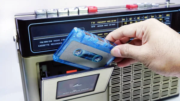 Mannelijke Hand Met Tape Boven Ouderwetse Audio Cassette Speler — Stockfoto