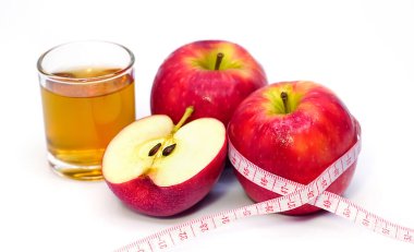 Elma sirkesi, elma suyu ve şeritli elma suyu. Sağlıklı yiyecekler, yazın kilo kontrolü için içecekler. Kilo kaybı için sağlık hizmetleri fikirleri.