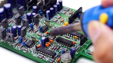 Bir mühendisin ekipmanlarıyla elektronik aletleri tamir etmek. elektronik ekipman teknolojisini test et.