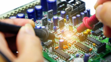 Bir mühendisin ekipmanlarıyla elektronik aletleri tamir etmek. elektronik ekipman teknolojisini test et.