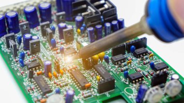 Bir mühendisin ekipmanlarıyla elektronik aletleri tamir etmek. elektronik ekipman teknolojisini test et.