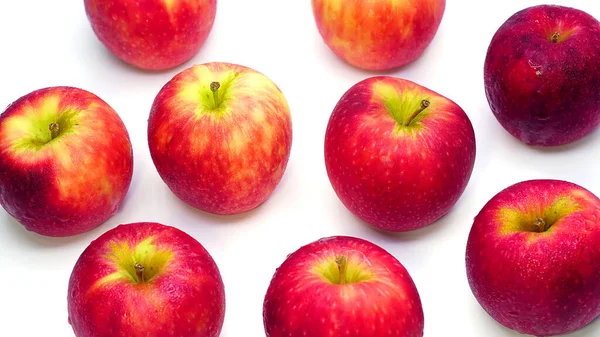 白い背景の水滴の中の新鮮な赤いリンゴ — ストック写真