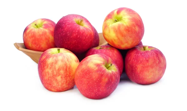 白い背景の水滴の中の新鮮な赤いリンゴ — ストック写真