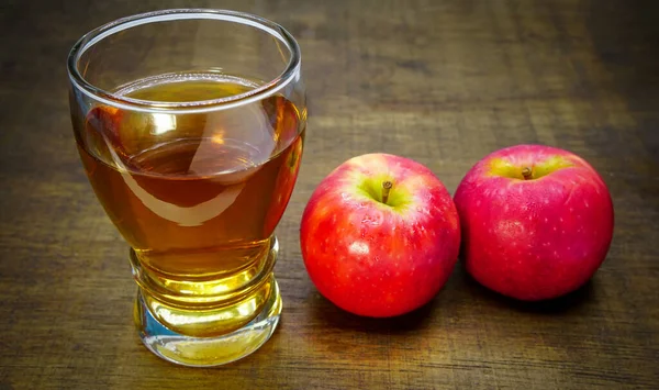 アップルサイダー酢背景にアップルジュース健康食品夏の体重管理のために飲む 減量のための健康管理のアイデア — ストック写真