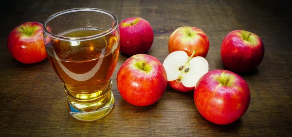 アップルサイダー酢背景にアップルジュース健康食品夏の体重管理のために飲む 減量のための健康管理のアイデア — ストック写真