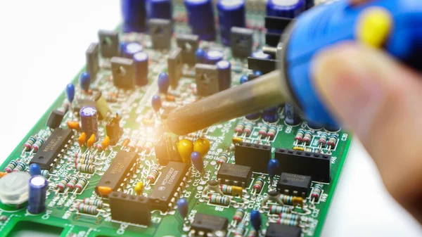 Reparatie Van Elektronische Apparatuur Met Apparatuur Door Een Ingenieur Testtechnologie — Stockfoto