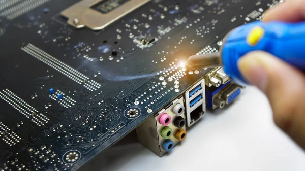 Reparatie Van Elektronische Apparatuur Met Apparatuur Door Een Ingenieur Testtechnologie — Stockfoto