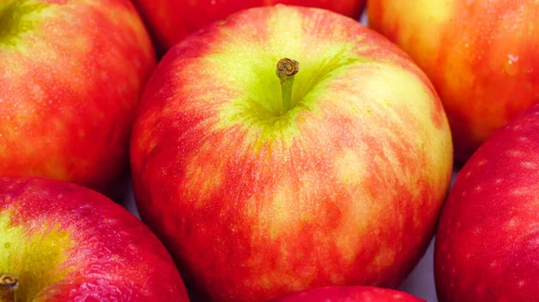 白色背景的水滴中新鲜的红苹果 — 图库照片#