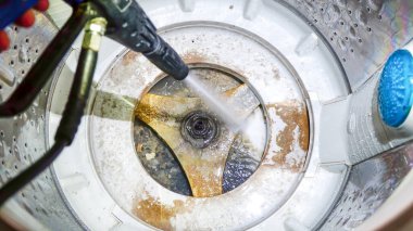 Çamaşır makinesinin varilini temizle. Yüksek basınçlı su silahı.