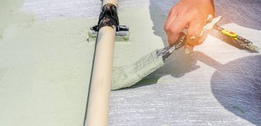 Su geçirmez boya ile boyanmış yeşil zemin, takviye ağ, su geçirmez güverte döşemesi..