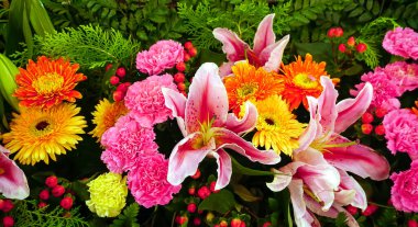 Çok güzel renkli buket, bir demet çiçek. Seçici odaklanma..