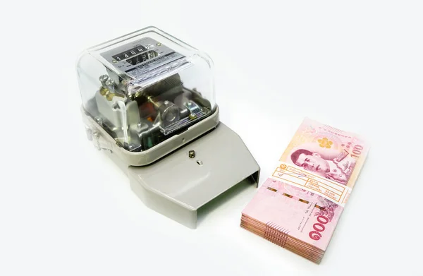 Montón Billetes Cien Baht Con Medidor Electricidad Pago Por Electricidad —  Fotos de Stock