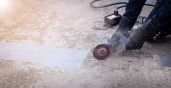 Trabajador Utiliza Amoladoras Industriales Para Arreglar Las Grietas Del Piso — Foto de Stock