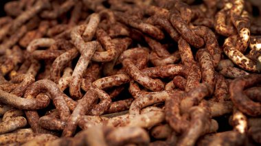 Paslanmış, aşınmış ve eskimiş büyük demir zincirler. Eski demiri paslandırır.