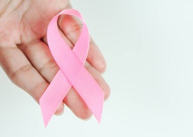 Kadın elinde pembe kanser, sağlık ve tıp konseptini eğitmek için kurdele tutuyor. .