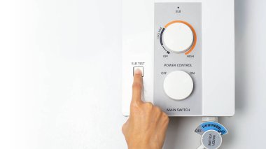 Kadın soğuk havada elektrikli su ısıtıcısını açıyor..