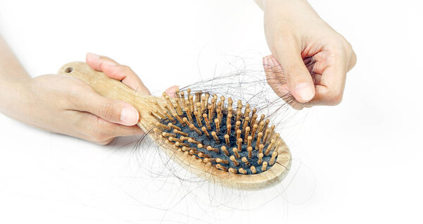 Многие волосы выпадают после расчесывания в расческе, женские руки чистить гребень от выпавших волос, проблемы с выпадением волос, копировать пространство, изолированные на белом фоне, Здоровая концепция красоты волос.