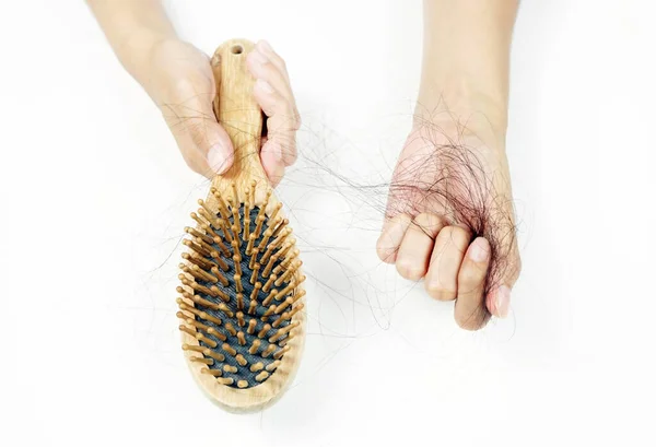 Πολλές Τρίχες Πέφτουν Μετά Χτένισμα Βούρτσα Μαλλιών Θηλυκά Χέρια Καθαρίζουν — Φωτογραφία Αρχείου