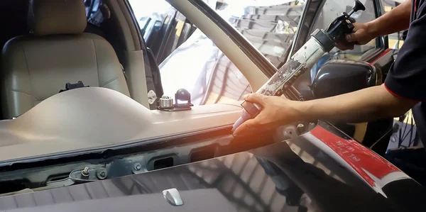 Otomobil Tamirhanesinde Arabanın Camını Camını Değiştiren Özel Otomobil Işçileri - Stok İmaj