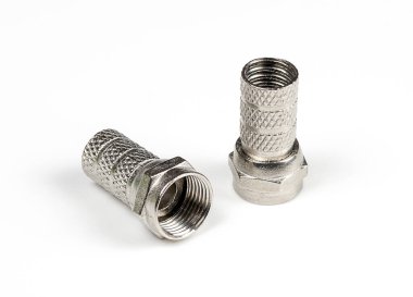 Beyaz arkaplanda metal vidalar 