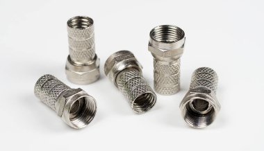 Beyaz arkaplanda metal vidalar 