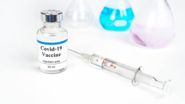 Coronavirus Covid-19 aşısı, koronavirüs aşısı (Covid-19) tıbbi ekipman konsepti. Terapi..      