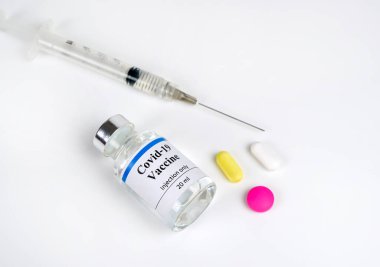 Coronavirus Covid-19 aşısı, koronavirüs aşısı (Covid-19) tıbbi ekipman konsepti. Terapi..      