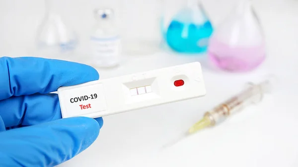 covid için numunenin yakın görüntüsü - 19 test. 
