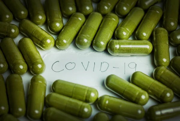 Grüne Tabletten Und Kapseln Aus Nächster Nähe Gesundheitskonzept — Stockfoto