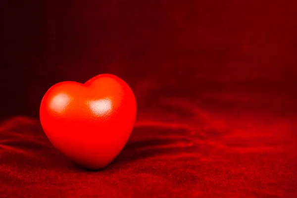 Koyu Arka Plan Üzerinde Kırmızı Kalp Telifsiz Stok Imajlar