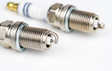 Metal fındıklar ve vidalar. Yeni elektrik kabloları seti 